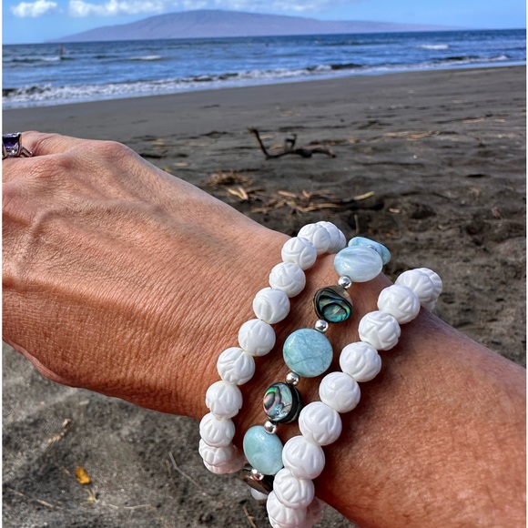 B69. 8mm Natural Shell Carved Lotus Flower Beads Bracelet - Picture 3 of 8